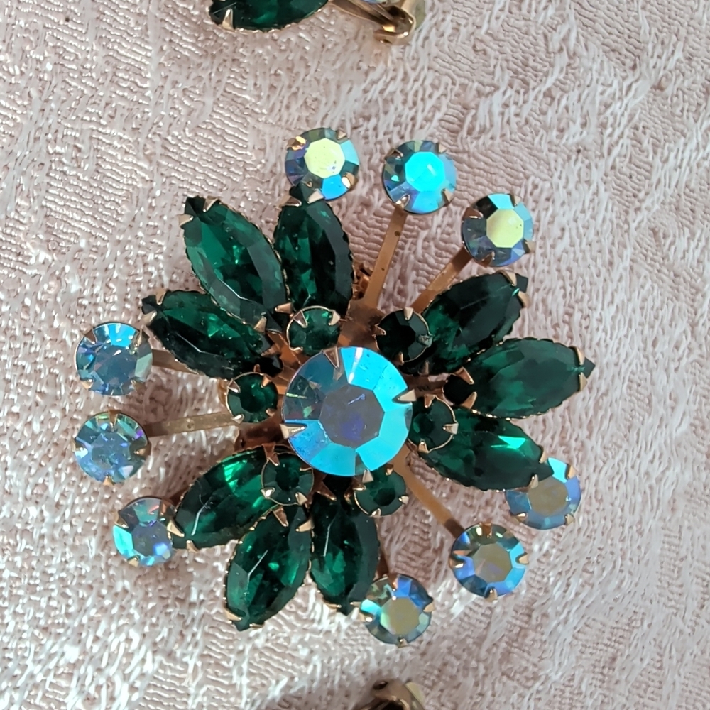 Elegant Green Crystal Brooch and Earring Set - Picture 4 of 9